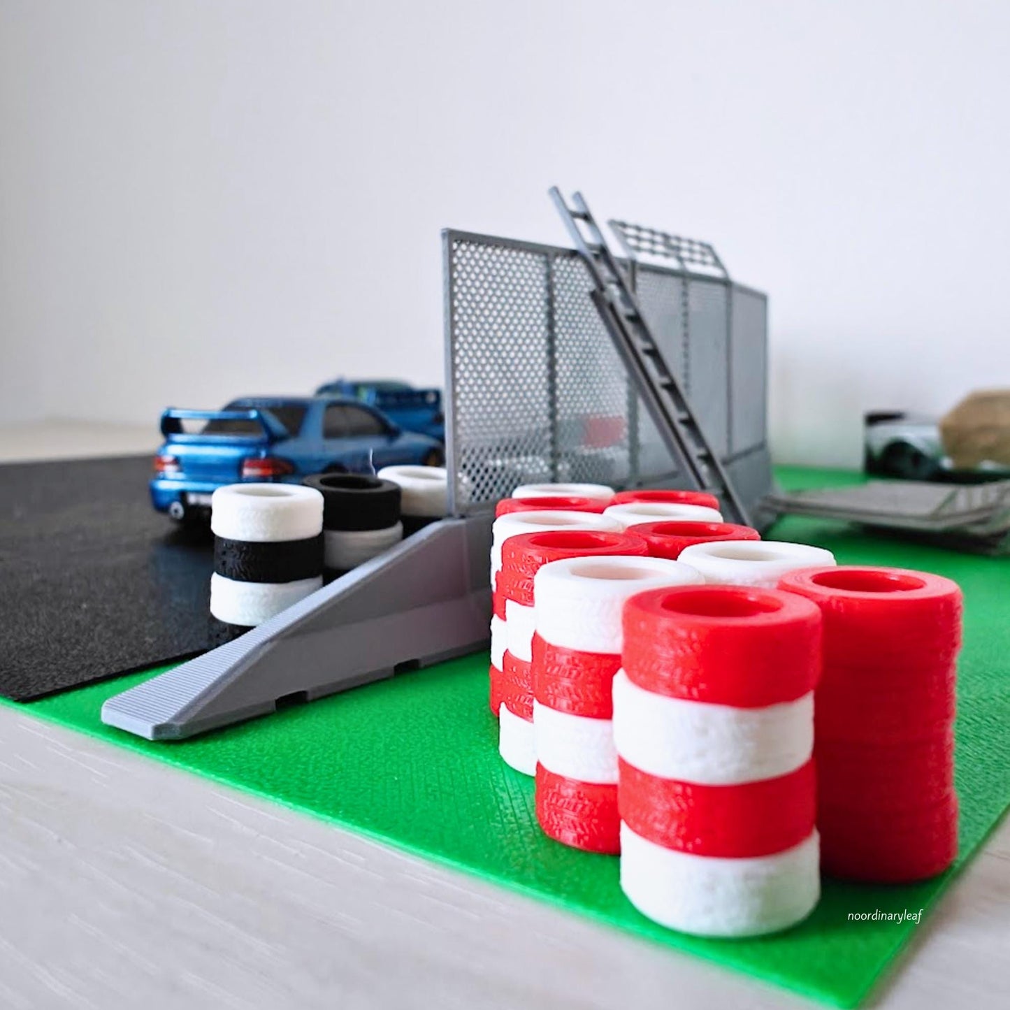Miniature Jersey Barriers & Mesh Fencing in 1:64 Scale, Diorama Race Track Accessories, Model Scenes, Crafts, Hobby Projects, 3D print