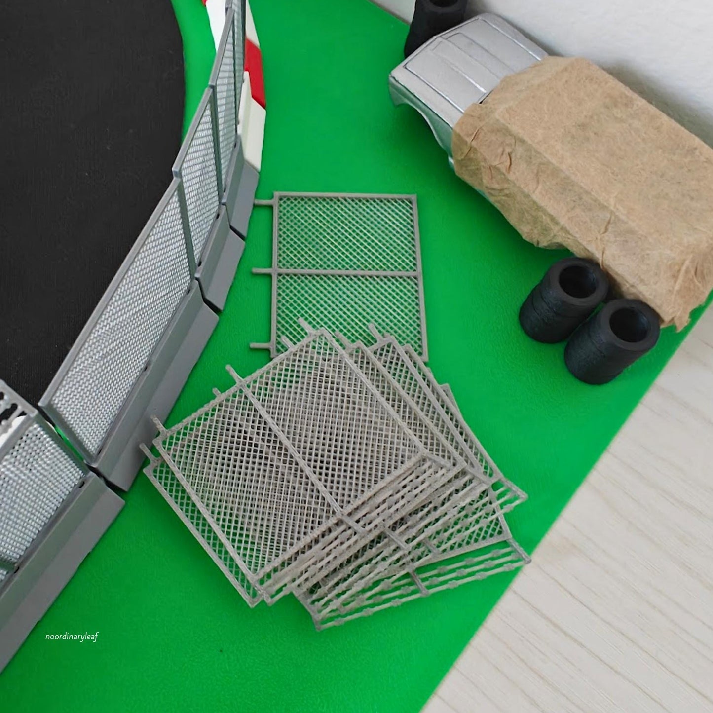 Miniature Jersey Barriers & Mesh Fencing in 1:64 Scale, Diorama Race Track Accessories, Model Scenes, Crafts, Hobby Projects, 3D print