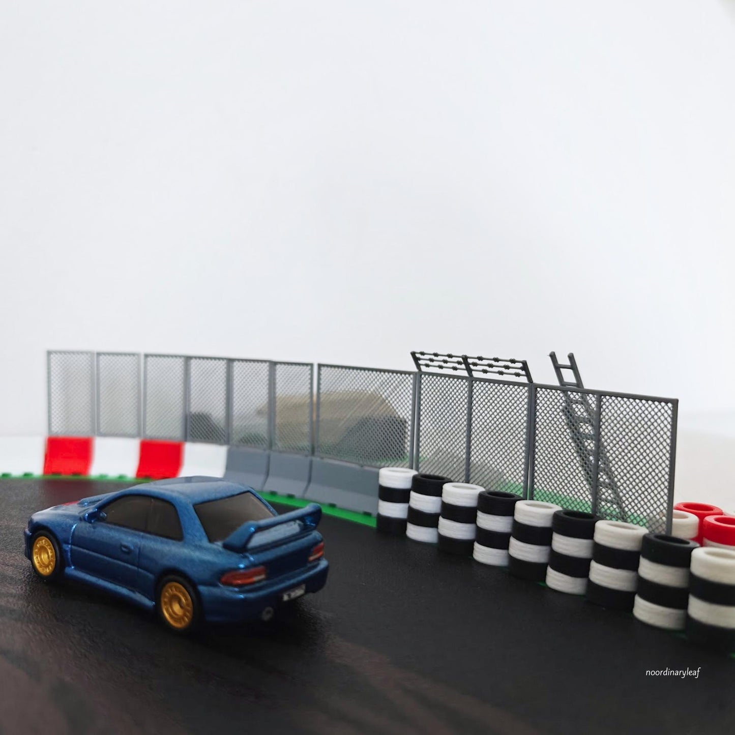 Miniature Jersey Barriers & Mesh Fencing in 1:64 Scale, Diorama Race Track Accessories, Model Scenes, Crafts, Hobby Projects, 3D print