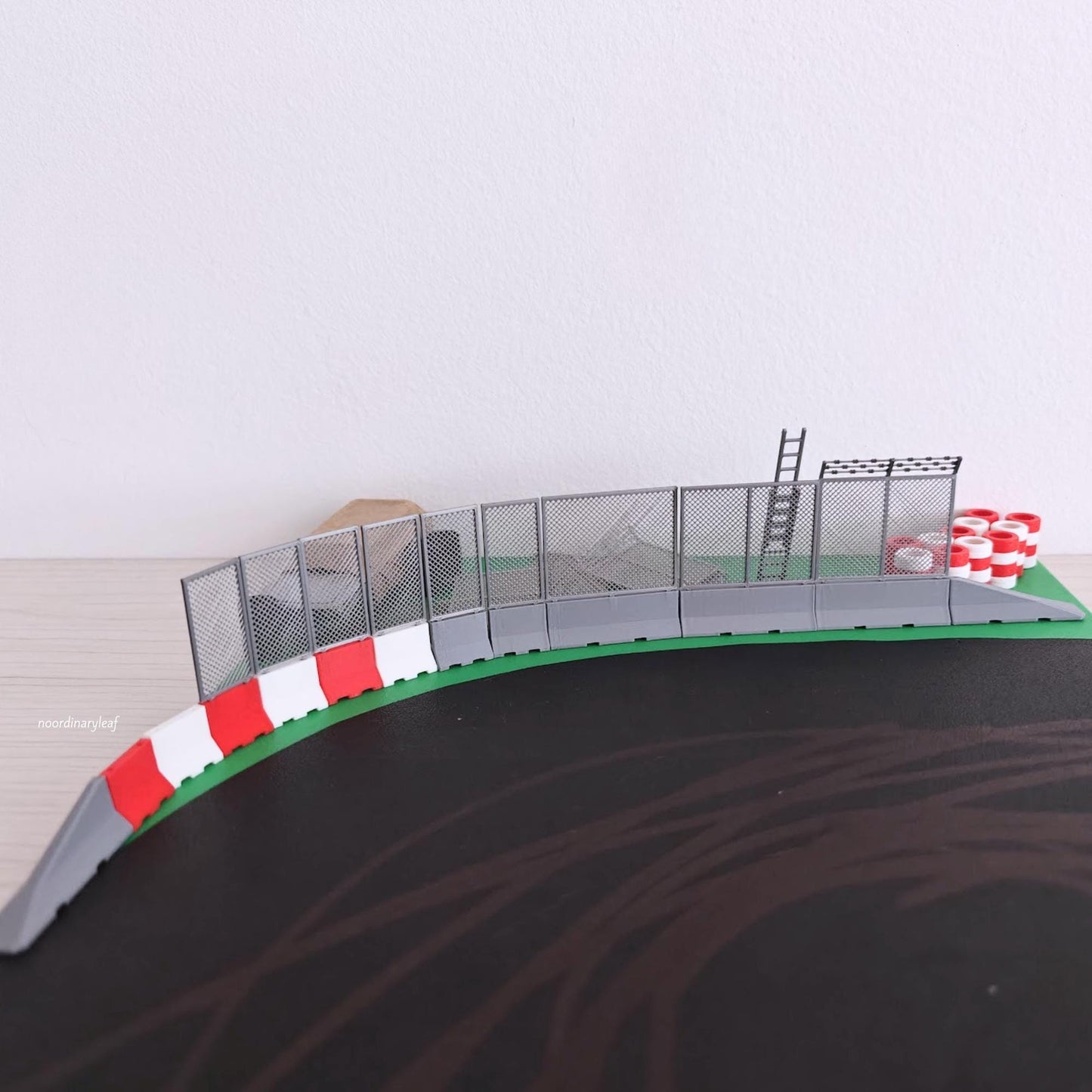 Miniature Jersey Barriers & Mesh Fencing in 1:64 Scale, Diorama Race Track Accessories, Model Scenes, Crafts, Hobby Projects, 3D print