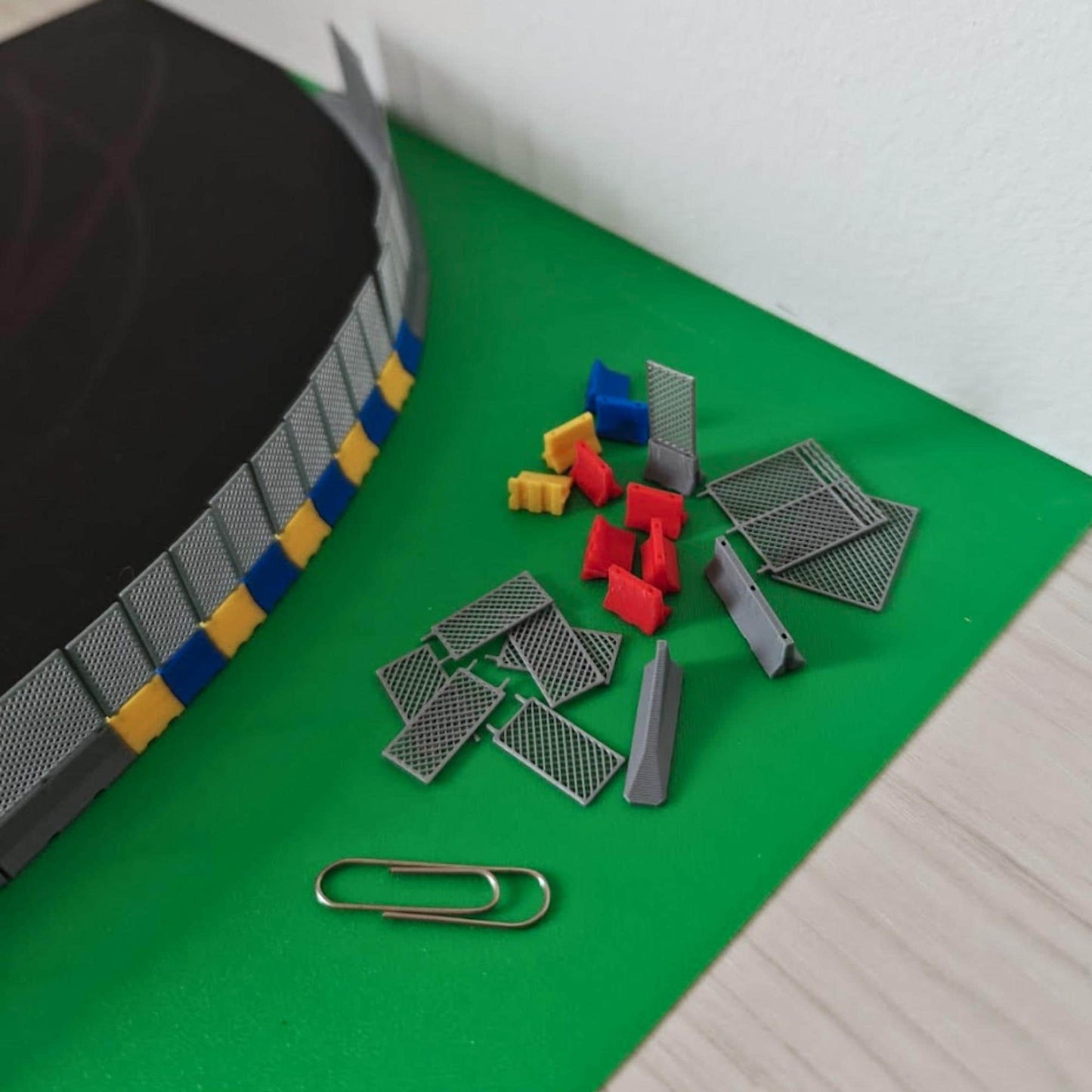 Miniature Jersey Barriers 1:120 TT Scale with Mesh Fencing, Diorama Race Track Accessories, 3D print