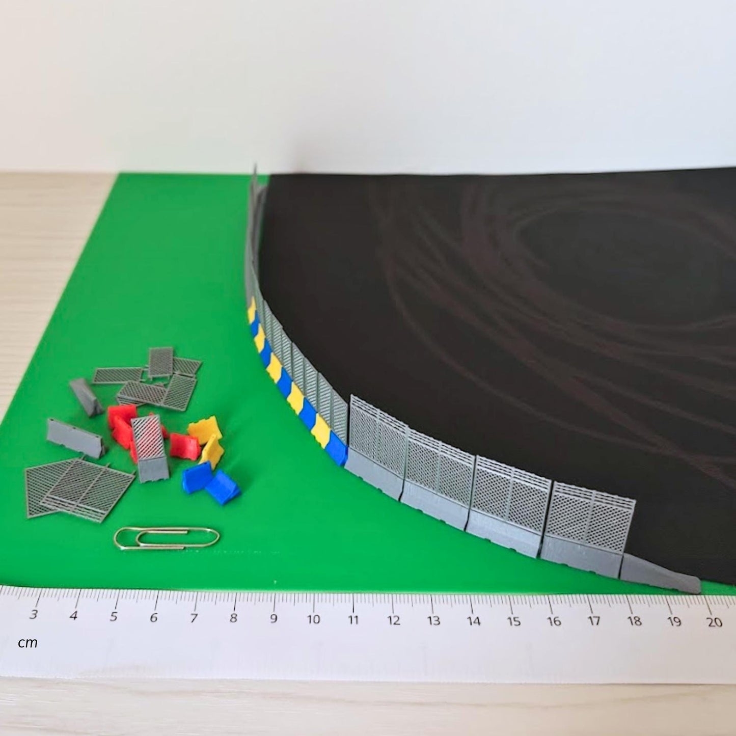 Miniature Jersey Barriers 1:120 TT Scale with Mesh Fencing, Diorama Race Track Accessories, 3D print