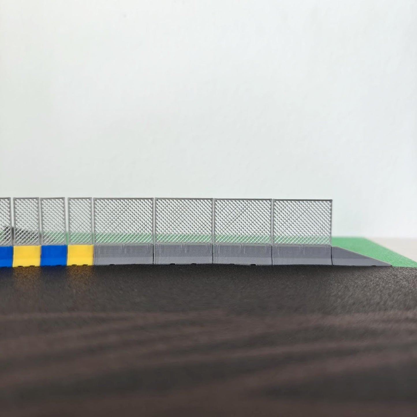 Miniature Jersey Barriers 1:120 TT Scale with Mesh Fencing, Diorama Race Track Accessories, 3D print