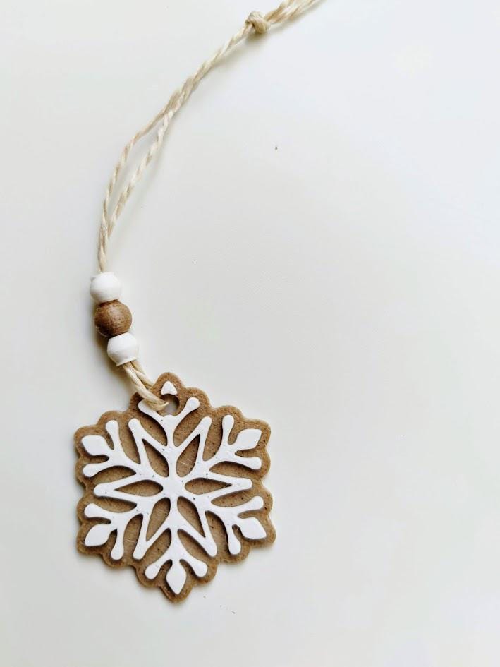 Rustic 3D Printed Snowflake Ornaments – Made with Wood Filament for Holiday Decor, Christmas Tree, and Gift Wrapping, Set of 5 pcs, 3d print