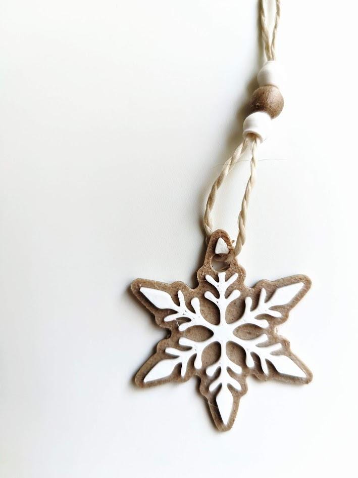 Rustic 3D Printed Snowflake Ornaments – Made with Wood Filament for Holiday Decor, Christmas Tree, and Gift Wrapping, Set of 5 pcs, 3d print