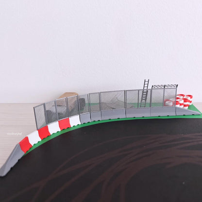 Miniature Jersey Barriers & Mesh Fencing in 1:64 Scale, Diorama Race Track Accessories, Model Scenes, Crafts, Hobby Projects, 3D print