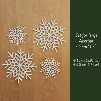 Set of 3D-printed snowflake decorations for large Äkerbar, shown on wooden background with sizes Ø15 cm and Ø9.5 cm.