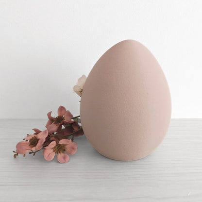 Back view of cracked eggshell basket