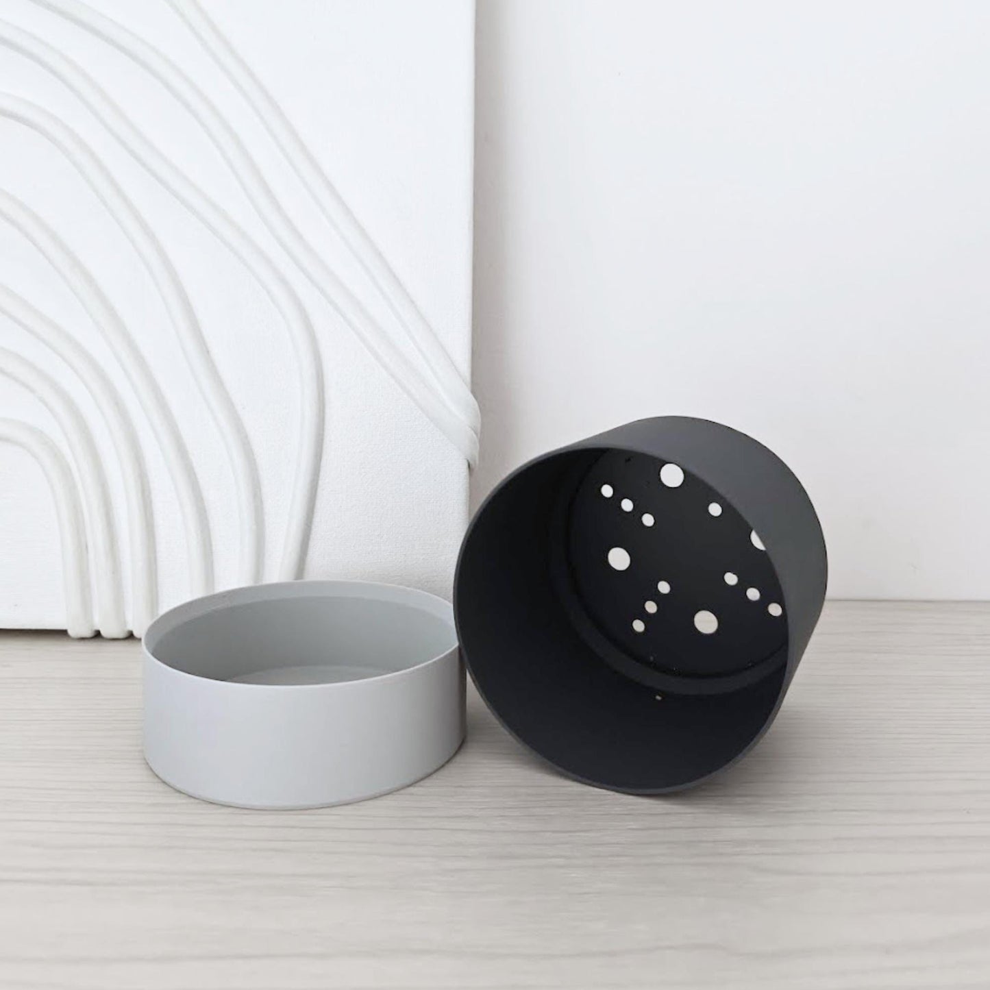 Bottom reservoir and inner pot shown separately, highlighting the drainage holes and water chamber.