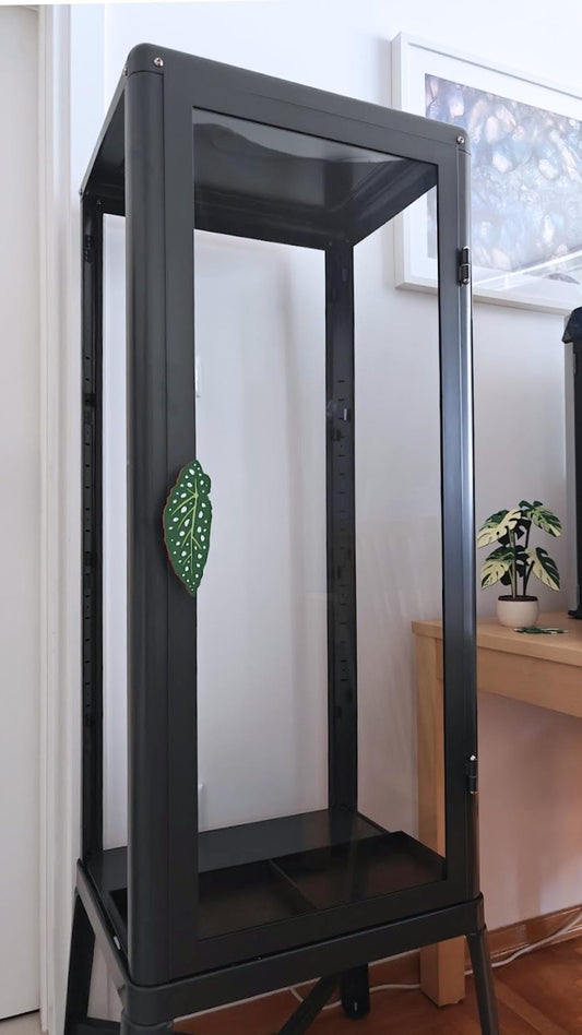 Begonia handle mounted on a Fabrikor cabinet
