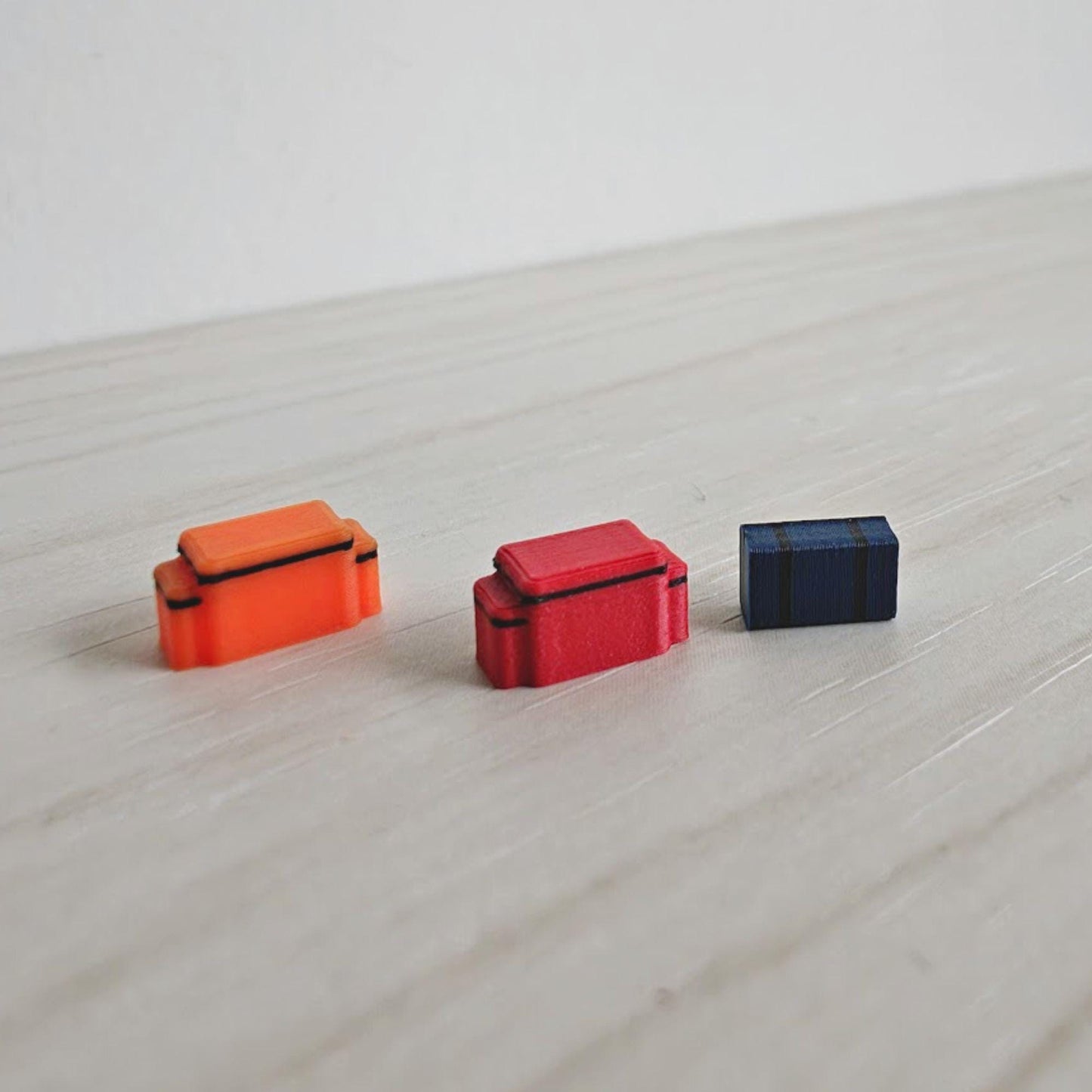 Miniature medical bags in mixed colors in 1/64 scale for emergency truck diorama accessories