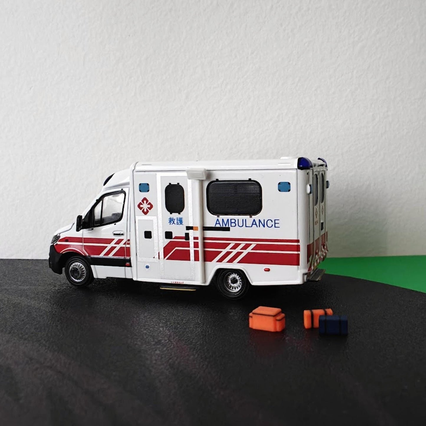 Miniature Ambulance Set, Pole-Mounted Scene Light, Floodlight for Emergency Vehicle Diorama, EMS Trauma Bags, 3D print